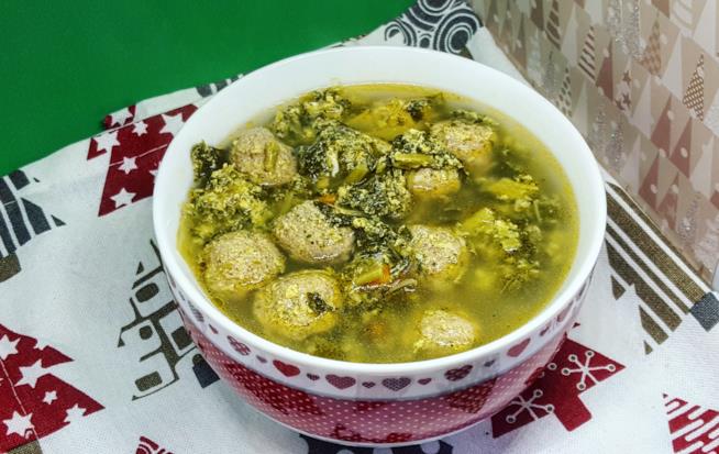Brodo con polpette Zuppa con carne, uovo e verdure