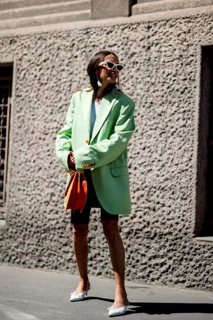 Biker shorts indossati con blazer oversize e slingback Ciclisti abbinati a blazer colorato e slingback con kitten heel