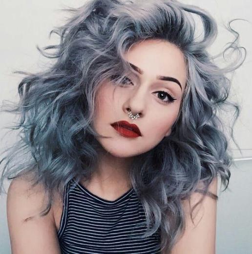 Silver Grey Una modella con capelli grigi