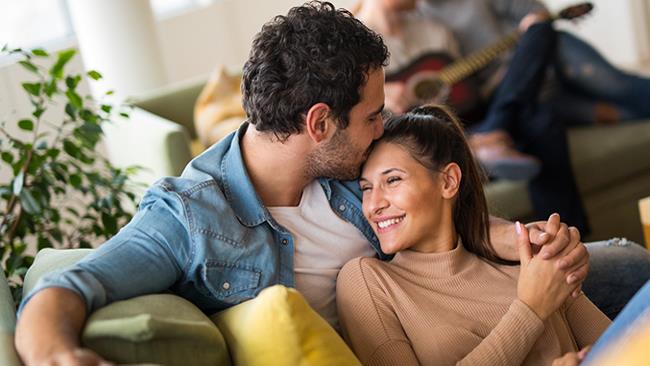 Cougar italiane: 2 milioni di donne cercano partner più giovani e spendono cifre notevoli Cougar e uomini più giovani