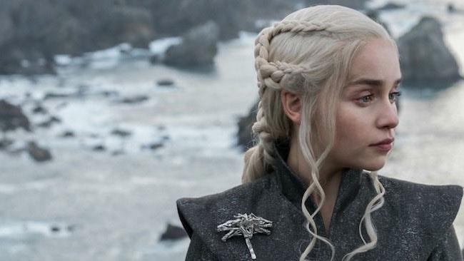 I capelli di Daenerys celano un grande significato Daenerys di profilo con aria pensierosa