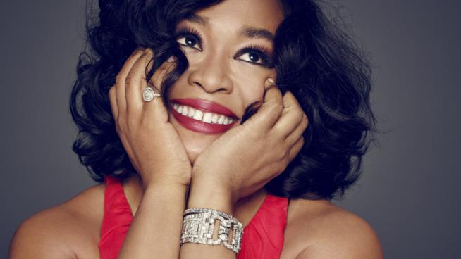 Shonda Rhimes top secret sul set di Scandal Shonda Rhimes con i protagonisti di Scandal, Kerry Washington e Tony Goldwyn