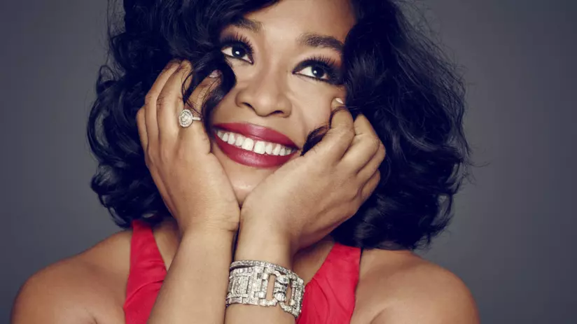 Shonda Rhimes top secret sul set di Scandal Shonda Rhimes con i protagonisti di Scandal, Kerry Washington e Tony Goldwyn
