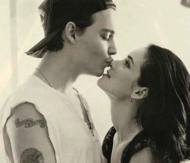 Johnny Depp e Winona Ryder ai tempi del loro amore Una foto di Johnny Depp e Winona Ryder