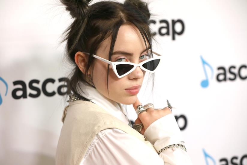 Billie Eilish sfoggia capelli verde neon ed è subito tendenza Billie Eilish