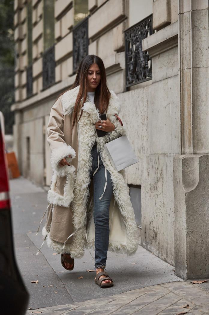 Gilda Ambrosio a Milano con jeans, ciabatte Birkenstock e cappotto in shearling Gilda Ambrosio con jeans, ciabatte Birkenstock e cappotto in shearling
