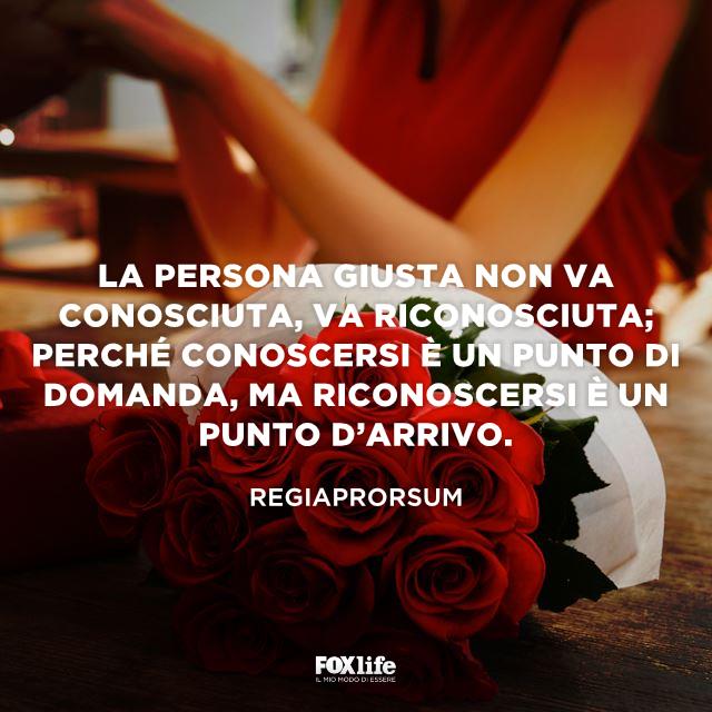 Citazione sulla persona giusta Una ragazza legge un biglietto vicino un mazzo di rose rosse