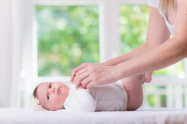 Come scegliere e organizzare il fasciatoio Bambina sul fasciatoio