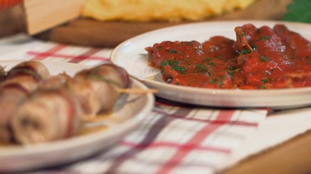La ricetta di Giallo Zafferano per la Pizzaiola con manzo e uccelletti scappati con lonza di maiale e salsiccia Pizzaiola e uccelletti scappati