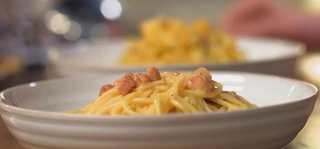 Carbonara classica e vegetariana: le ricette Due piatti bianchi uno con carbonara classica con pepe, pecorino e guanciale e l'altra vegetariana.