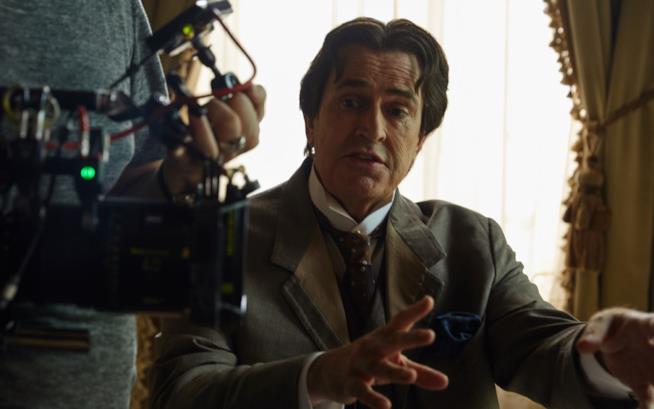 Rupert Everett sul set di The Happy Prince Rupert Everett mentre dirige una scena di The Happy Prince