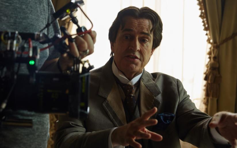 Rupert Everett sul set di The Happy Prince Rupert Everett mentre dirige una scena di The Happy Prince