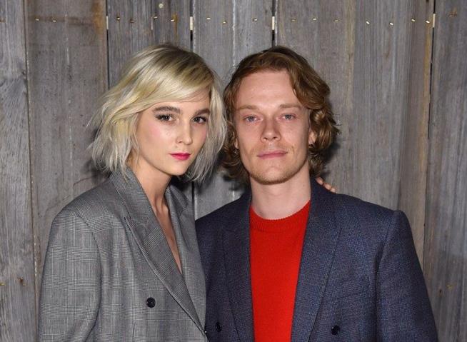 Alfie Allen con la compagna Allie Teilz Alfie Allen e Allie Teilz