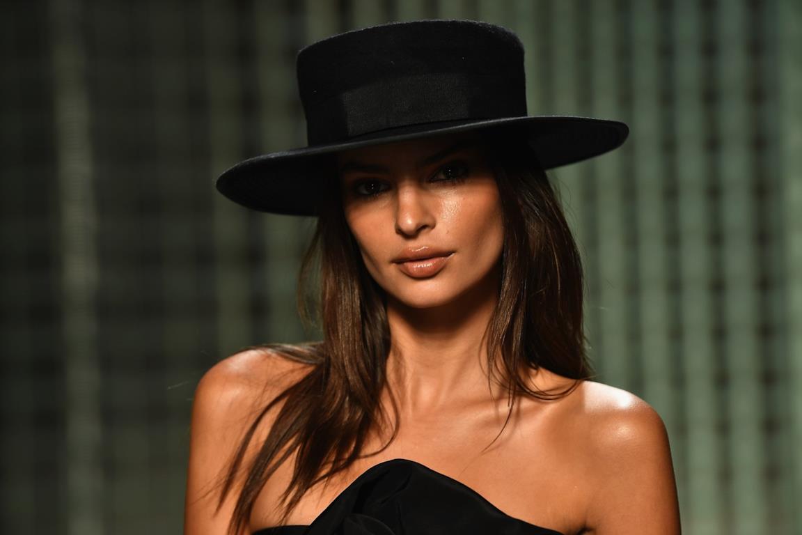 Emily Ratajkowski in primo piano