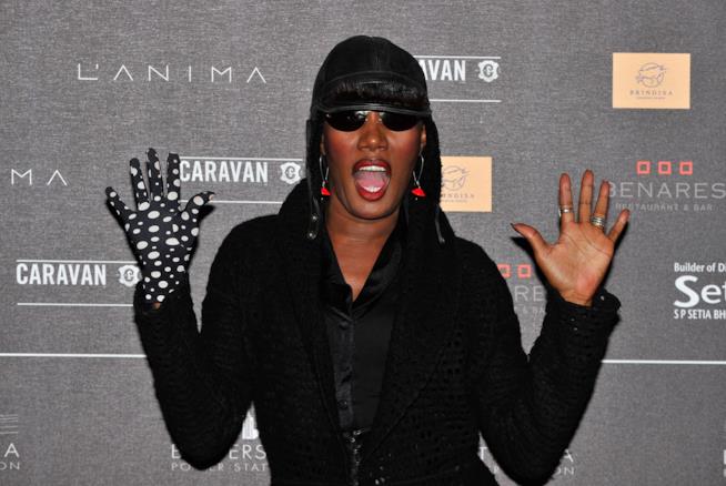 Grace Jones strega Parigi: a 70 anni il suo fisico è degno delle top model Grace Jones