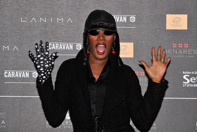 Grace Jones strega Parigi: a 70 anni il suo fisico è degno delle top model Grace Jones