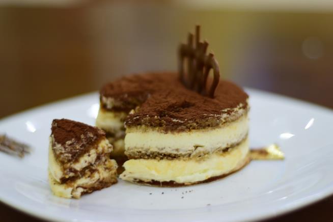 Tiramisù con i savoiardi inzuppati nel caffè e il mascarpone Tiramisù savoiardi e mascarpone