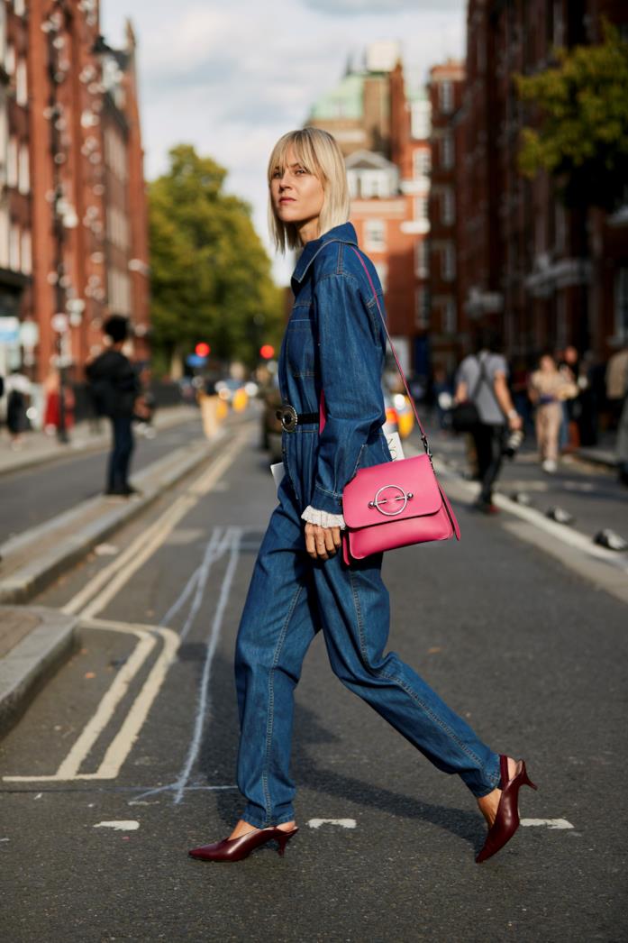 Tuta di jeans e borsa rosa Tuta di jeans e borsa rosa antico