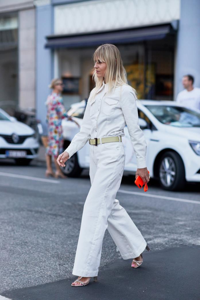 Outfit casual con camicia bianca Outfit casual con camicia bianca con pantaloni palazzo bianchi
