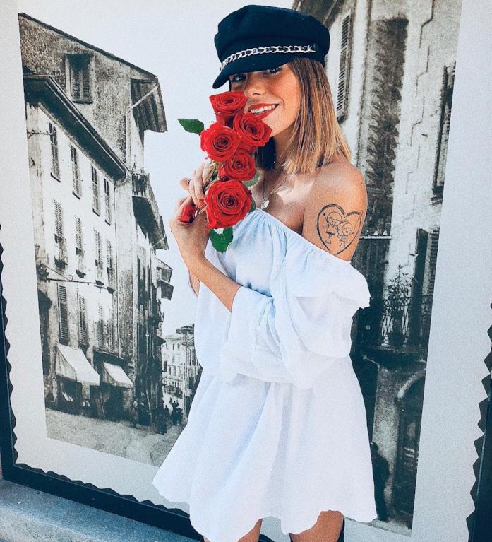 Paola Nina Gennaro Paola Nina Gennaro in minidress bianco con rose rosse