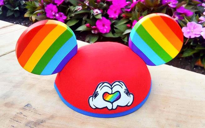 Nei parchi Disney sono ora le orecchie gay pride Le orecchie arcobaleno di Topolino