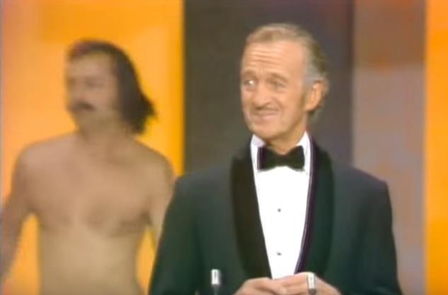 David Niven e un uomo nudo sul palco David Niven presenta gli Oscar mentre un uomo nudo fa irruzione sul palco