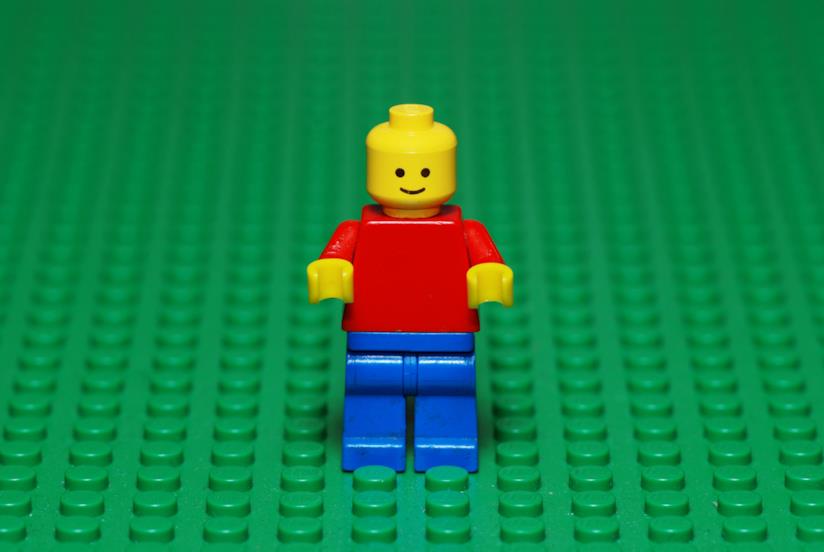 LEGO e altre aziende cercano come sostituire la plastica Omino LEGO su sfondo verde
