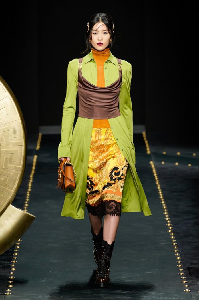 Verde anni Cinquanta per il look Versace Una modella in passerella per Versace