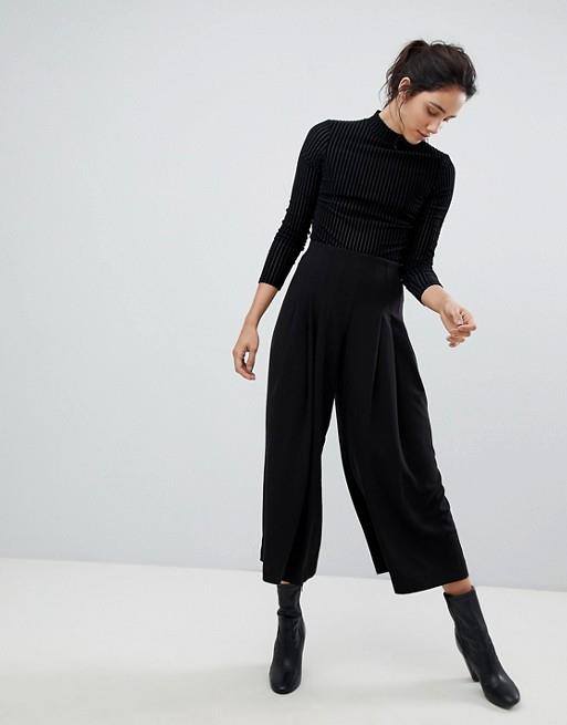 Pantaloni a palazzo neri corti e ampi Pantaloni a palazzo neri corti e ampi da donna