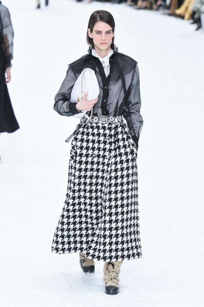 sfilata Chanel Un look della sfilata Chanel
