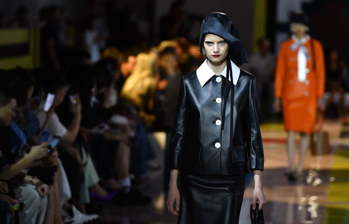 Un look della sfilata di Prada