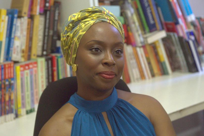 I sedicenni svedesi riceveranno il manifesto femminista di Chimamanda Ngozi Adichie La scrittrice Chimamanda Ngozi Adichie a un evento