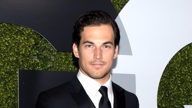Giacomo Gianniotti torna in terra Natale per le sfilate della Milano Fashion Week Giacomo Gianniotti in giacca e cravatta per man of the year di GQ