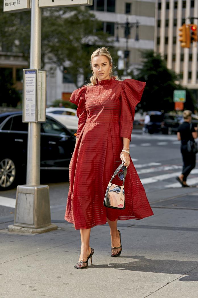 Abito midi con maxi volant, scarpe a rete e borsa a spalla Abito midi con maxi volant sulle spalle indossato con scarpe a rete e borsa a spalla