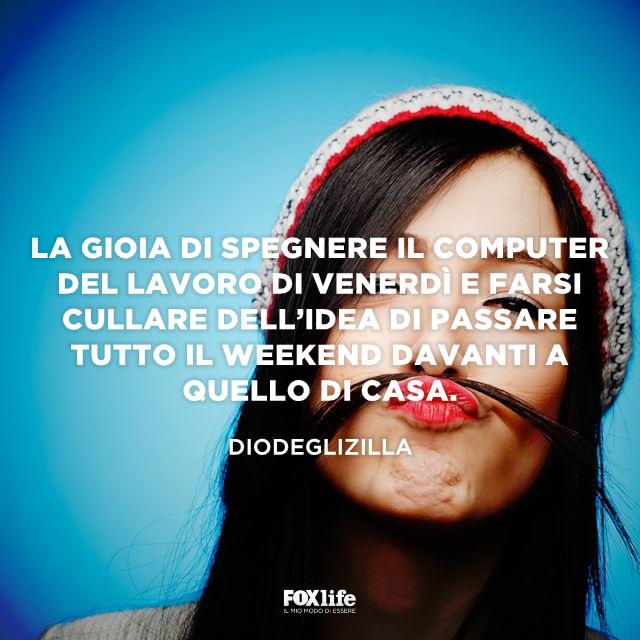 Citazione simpatica sul venerdì Ragazza fa una smorfia buffa