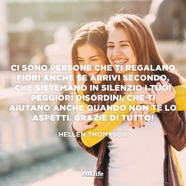 L'importanza della migliore amica Ragazza che si abbracciano per strada