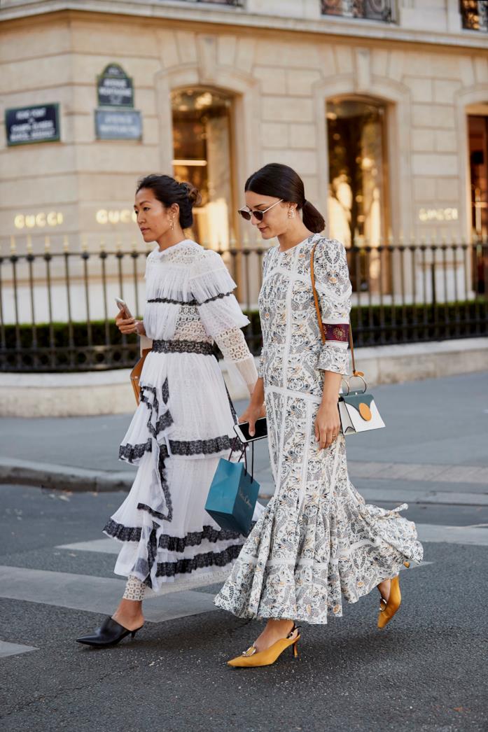 Abito lungo a fantasia e slingback gialle Maxi dress a stampa e scarpe gialle