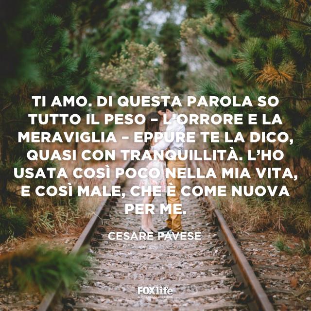 Frase Pavese Coppia si bacia tra binari abbandonati