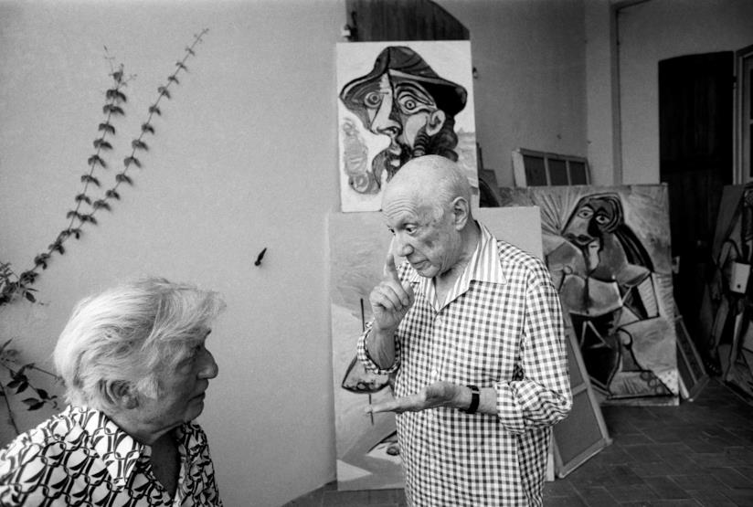 Pablo Picasso e i suoi quadri L'artista Pablo Picasso tra i suoi quadri