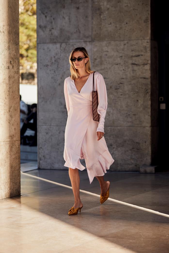 Wrap dress e mules Abito incrociato rosa e tacchi bassi