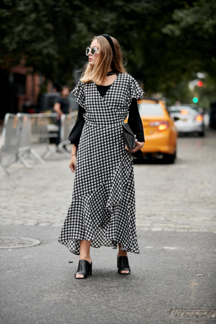 Wrap dress a quadretti indossato con i sabot Abito incrociato a stampa vichy indossato con sabot e pochette