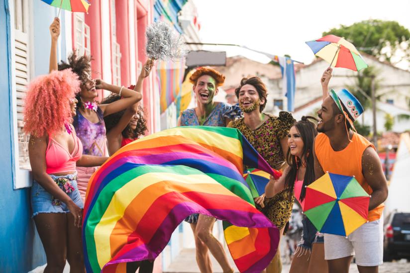 In arrivo il Pride a Milano Una bandierina durante il Pride