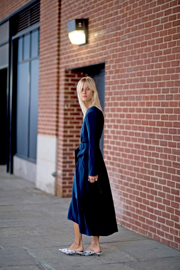 Maxi dress con cintura in vita indossato con mules dal tacco basso Maxi dress con cintura in vita abbinato a mules dal tacco basso