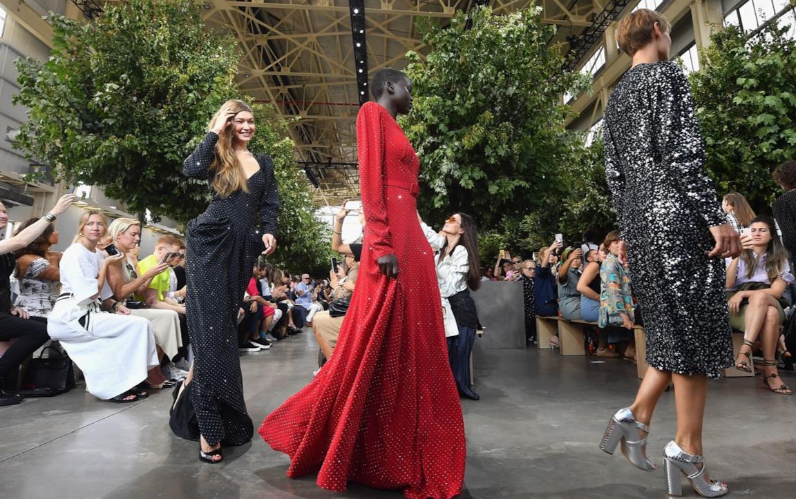 Un momento della sfilata Michael Kors
