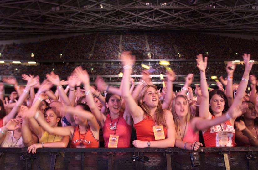 Il calendario di tutti i concerti dell'estate 2019 in Italia Ragazze a un concerto estivo