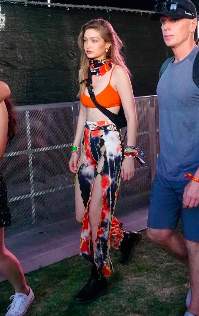 Look nei toni dell'arancione per Gigi Hadid Look arancione e cintura intrecciata per Gigi Hadid