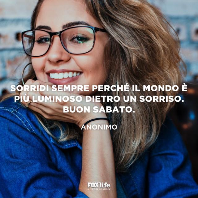 Sorridere sempre Primo piano di una ragazza che sorride
