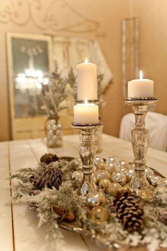 Centrotavola con candele bianche Centrotavola bianco e argento