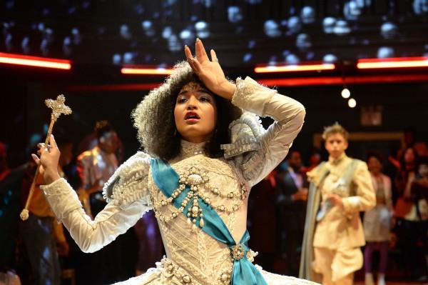 Indya Moore in Pose, la serie di Ryan Murphy Indya Moore in una scena della serie Pose