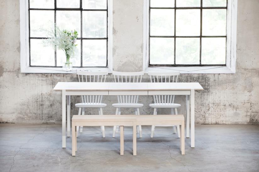 Il bianco e i materiali naturali, insieme a qualche tocco di blu e di azzurro, sono perfetti per la casa al mare La collezione Miss Holly di Stolab, perfetta un arredo semplice e luminoso per la casa al mare
